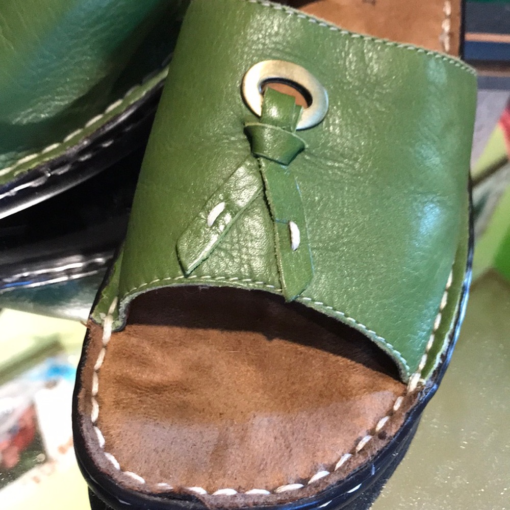 $$ Green NWOT comfort sandals.